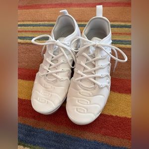Nike Vapormax Plus men’s size 10 tennis shoes in very good condition.